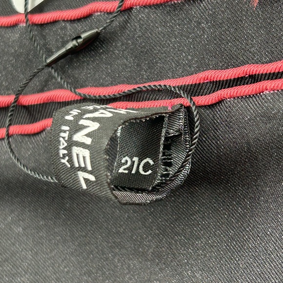 ❌SOLD❌🔥NEW! CHANEL•21C Multicolor Silk Scarf - Picture 6 of 6